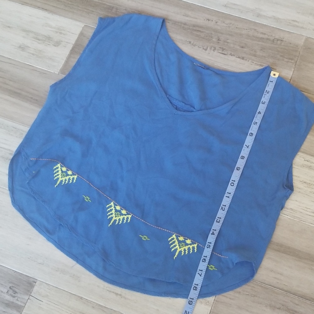 Semi Crop Deep V Neck - Picture 4 of 5